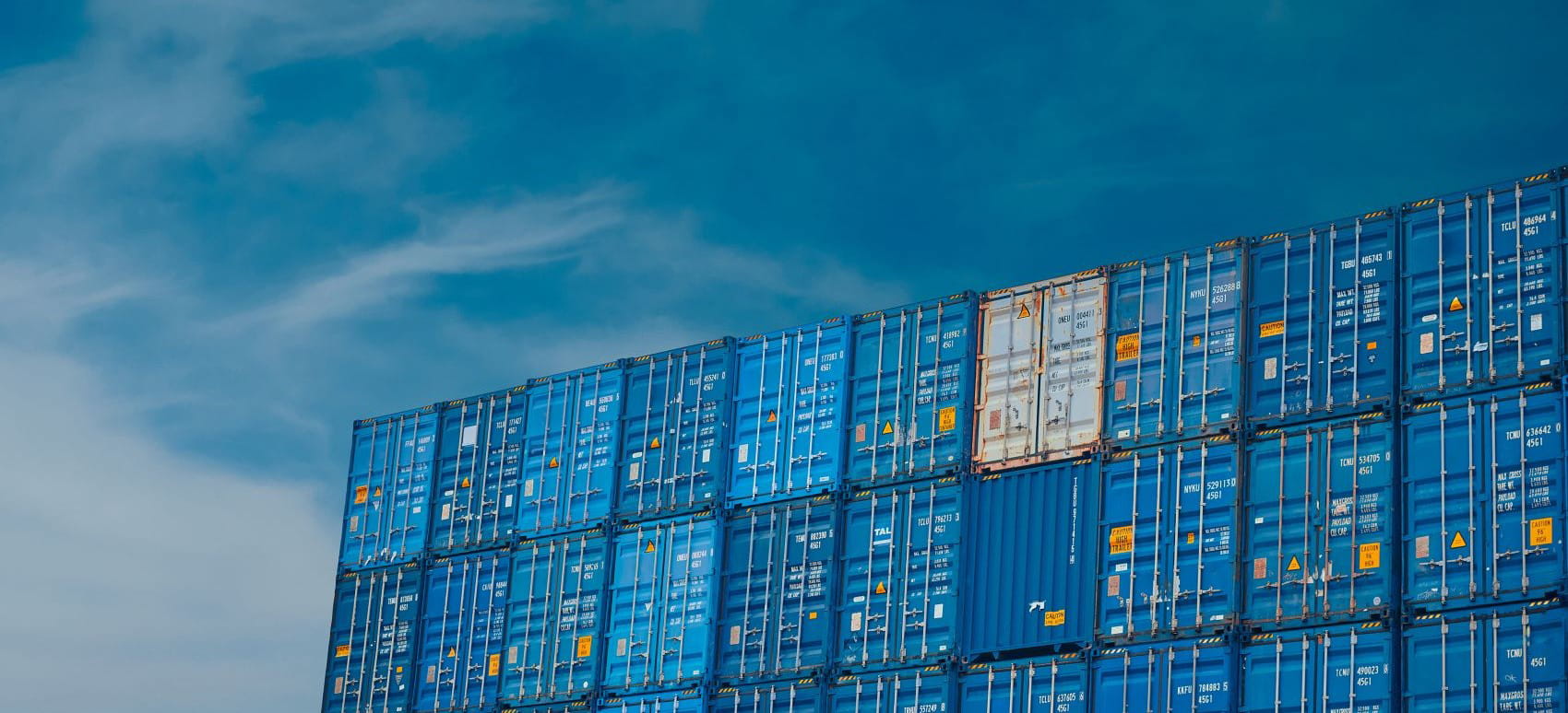 Blå containrar med blå himmel i bakgrunden